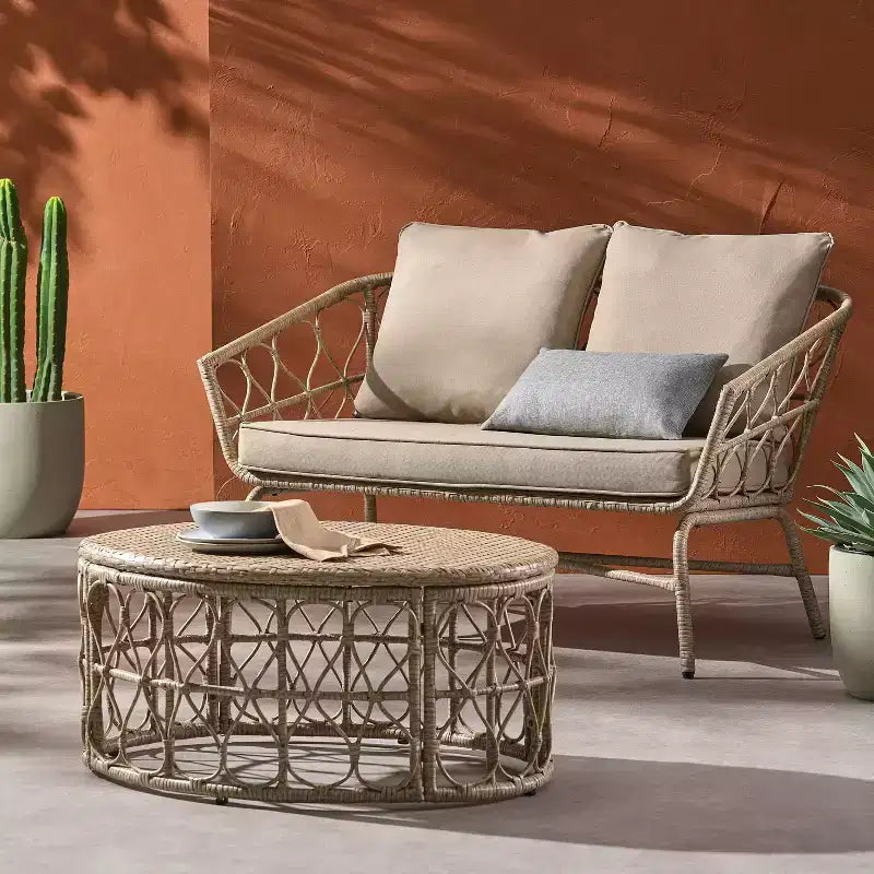 Divanetto e tavolino da caffè 2 pz Bruce Outdoor Wicker: Ispirazione boho, resistente ai raggi UV e alle intemperie - Christopher Knight Home