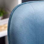 Poltrona Accent Doarnin contemporanea in velluto setoso con bottoni sullo schienale, blu