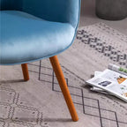 Poltrona Accent Doarnin contemporanea in velluto setoso con bottoni sullo schienale, blu