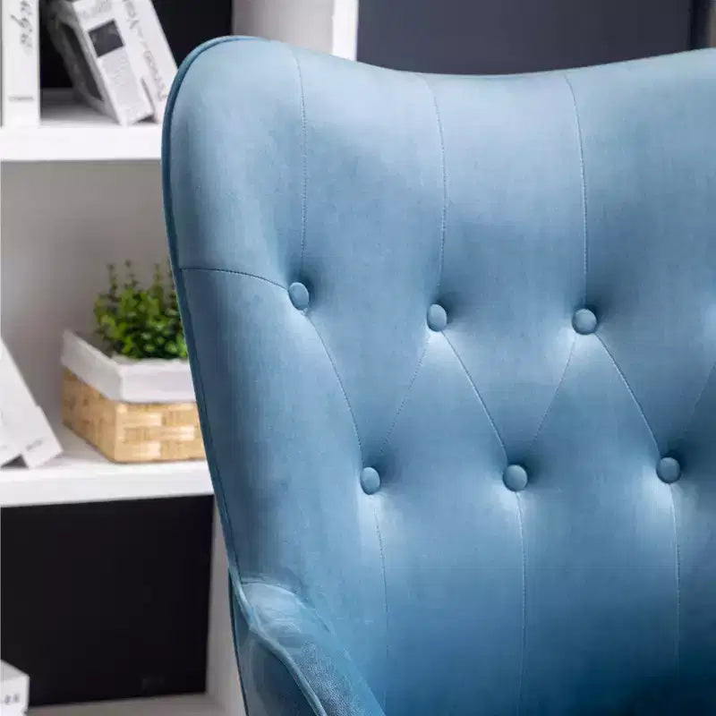 Poltrona Accent Doarnin contemporanea in velluto setoso con bottoni sullo schienale, blu