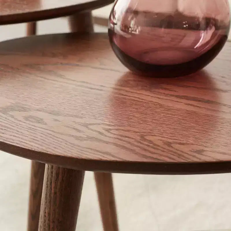 GDFStudio Beau Tavolino da Caffè Ovale Mid-Century Modern 25.59 W in Legno Massello di Quercia con Tre Gambe