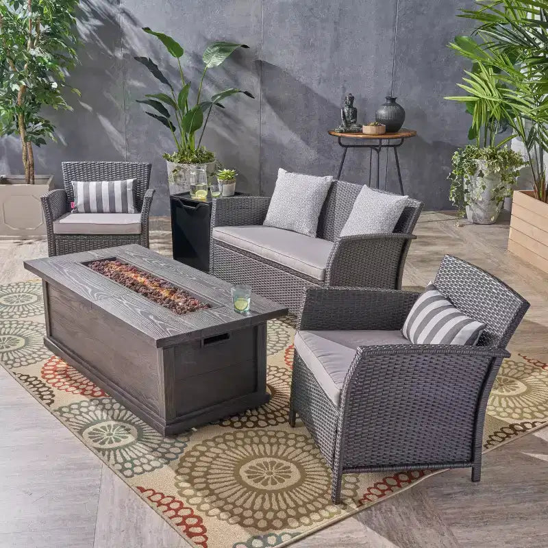 Set chiacchierata Christopher Knight Home Lucia per esterni in vimini e ferro con 4 posti e braciere