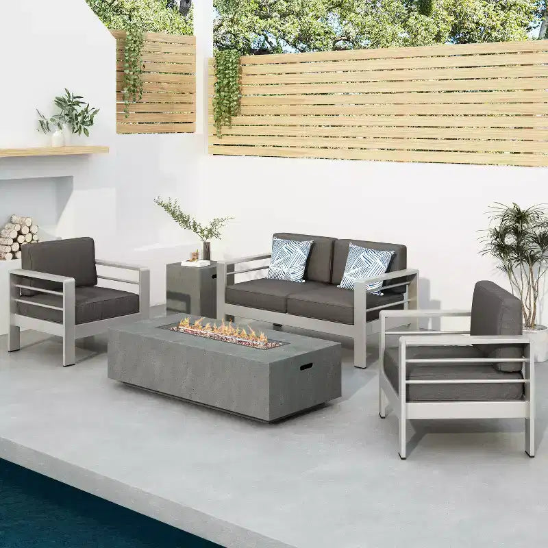 GDFStudio Crested Bay, Set da conversazione da esterno a 4 posti in alluminio con focolare grigio chiaro