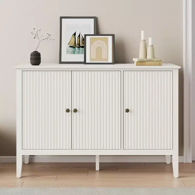 Meuble bas Heynemo à 3 portes cannelées, buffet moderne blanc avec étagères réglables et poignées métalliques, meuble de bar à café, meuble de rangement, Blanc