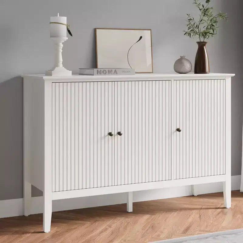 Meuble bas Heynemo à 3 portes cannelées, buffet moderne blanc avec étagères réglables et poignées métalliques, meuble de bar à café, meuble de rangement, Blanc