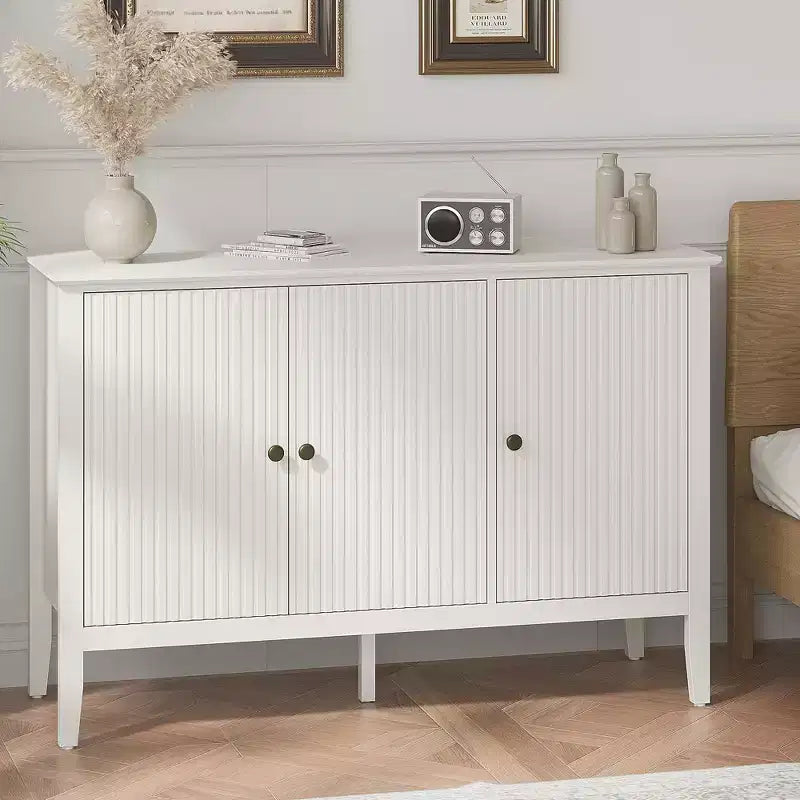 Meuble bas Heynemo à 3 portes cannelées, buffet moderne blanc avec étagères réglables et poignées métalliques, meuble de bar à café, meuble de rangement, Blanc