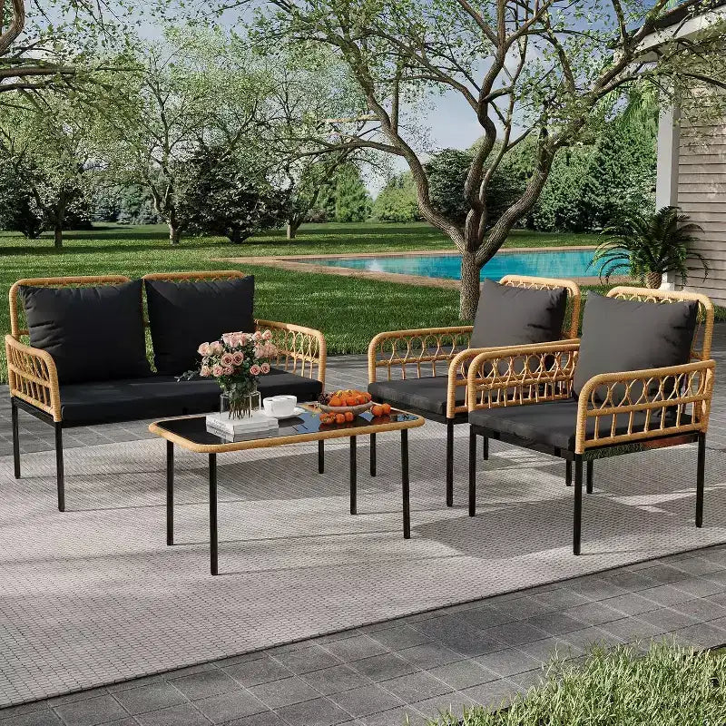 Set da conversazione da patio 4 pezzi, Set di mobili da esterno in vimini, 1 divanetto e 2 sedie e 1 tavolo, Set da conversazione Boho per patio, Nero