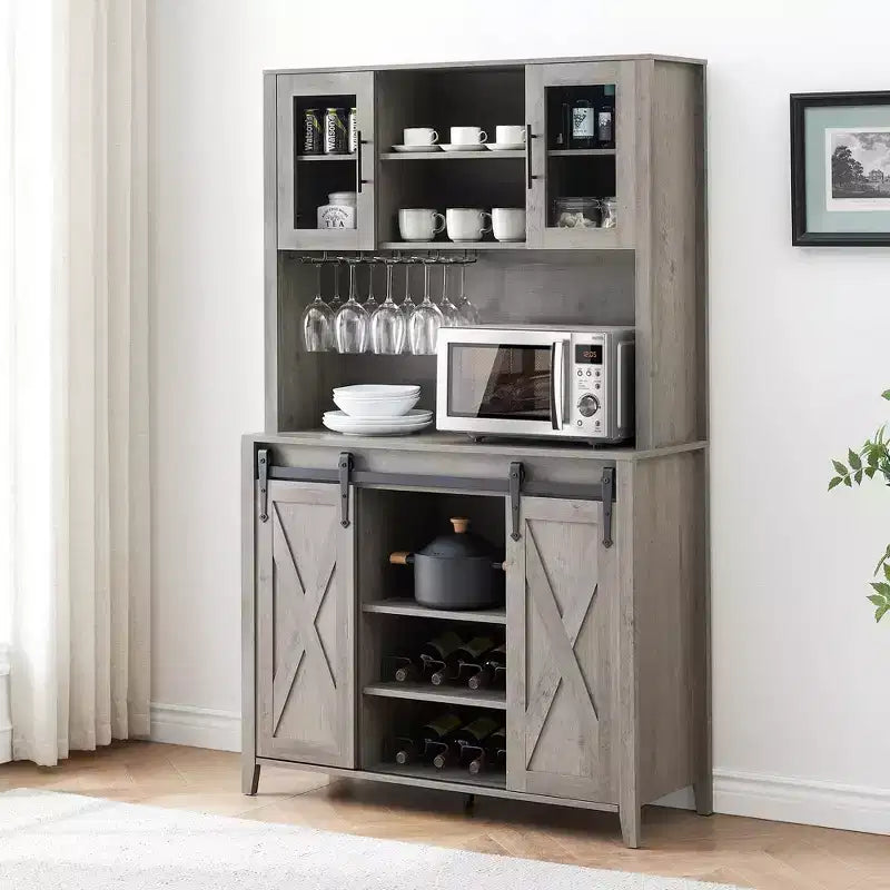 Mobile credenza da bar TROPOW 70'' con vetrinetta superiore, armadietto da caffè alto con ante scorrevoli a granaio, portabottiglie e calici, mobile bar stile farmhouse
