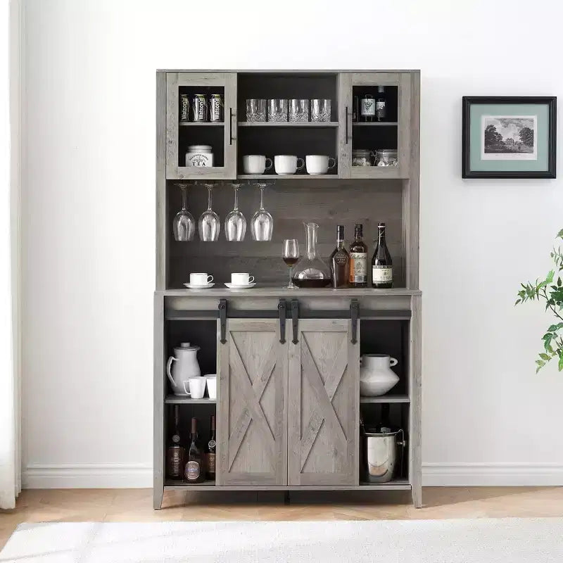 Mobile credenza da bar TROPOW 70'' con vetrinetta superiore, armadietto da caffè alto con ante scorrevoli a granaio, portabottiglie e calici, mobile bar stile farmhouse