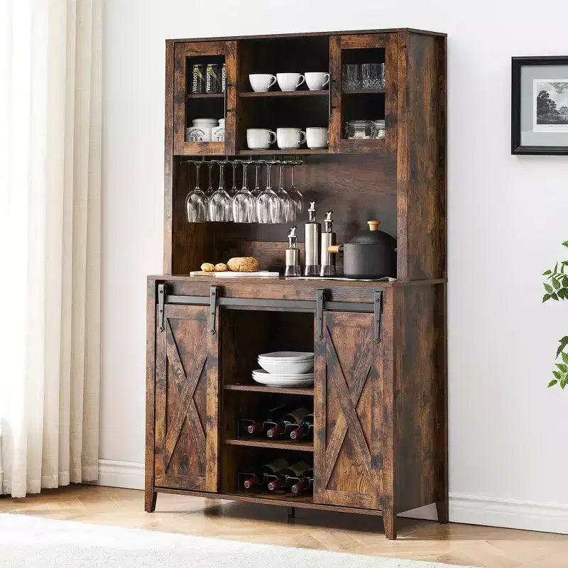Mobile credenza da bar TROPOW 70'' con vetrinetta superiore, armadietto da caffè alto con ante scorrevoli a granaio, portabottiglie e calici, mobile bar stile farmhouse