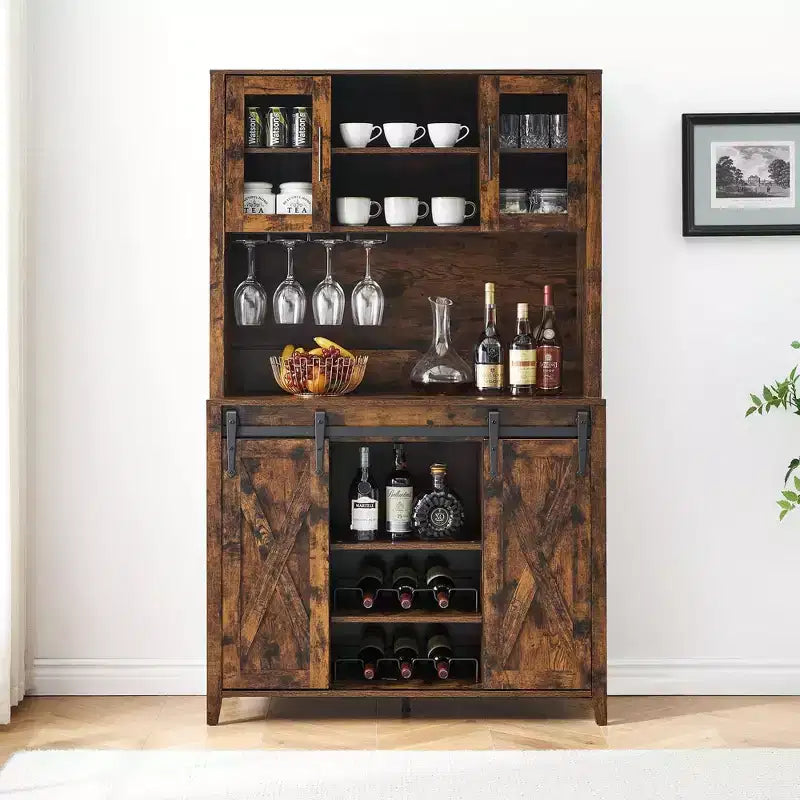 Mobile credenza da bar TROPOW 70'' con vetrinetta superiore, armadietto da caffè alto con ante scorrevoli a granaio, portabottiglie e calici, mobile bar stile farmhouse