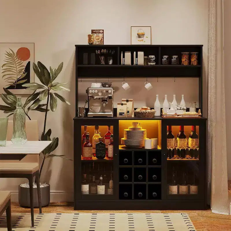 Mobile buffet bar Acekool con presa di corrente, ripiani regolabili, ganci, credenza contenitore per cucina sala da pranzo, nero