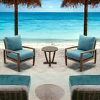 Ensemble de trois pièces de mobilier de jardin Courtyard Casual Avalon en teck FSC comprenant : deux fauteuils de club et une table d'appoint ronde.