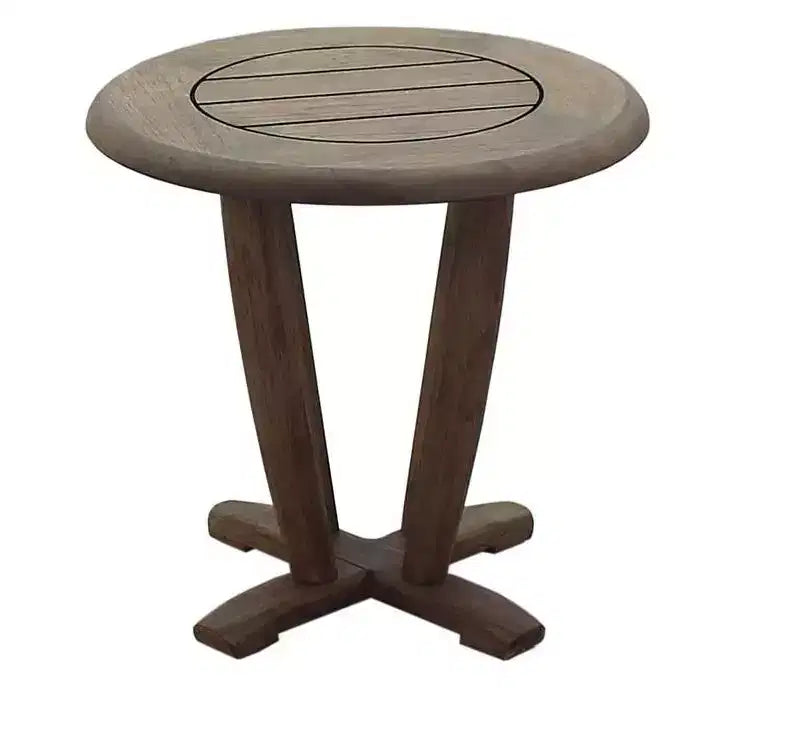 Ensemble de trois pièces de mobilier de jardin Courtyard Casual Avalon en teck FSC comprenant : deux fauteuils de club et une table d'appoint ronde.