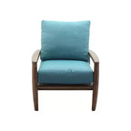 Ensemble de trois pièces de mobilier de jardin Courtyard Casual Avalon en teck FSC comprenant : deux fauteuils de club et une table d'appoint ronde.