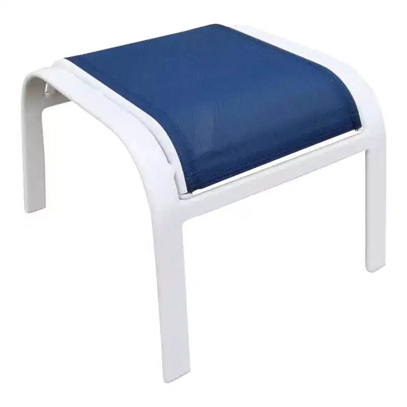 Set di 5 sedie reclinabili da esterno Courtyard Casual Santa Fe con poggiapiedi Include due sedie reclinabili in tessuto e due poggiapiedi in tessuto e un tavolino