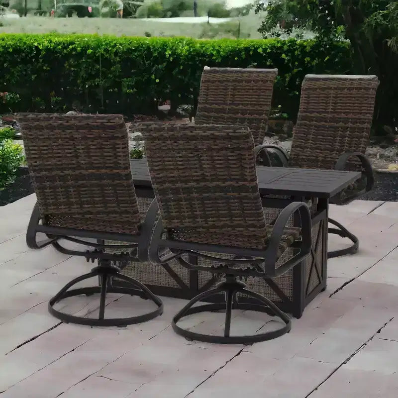 Set da 5 pezzi con tavolo fuoco rettangolare e sedie a dondolo girevoli in vimini Courtyard Casual Santa Fe Include un tavolo fuoco rettangolare e quattro sedie a dondolo girevoli in vimini