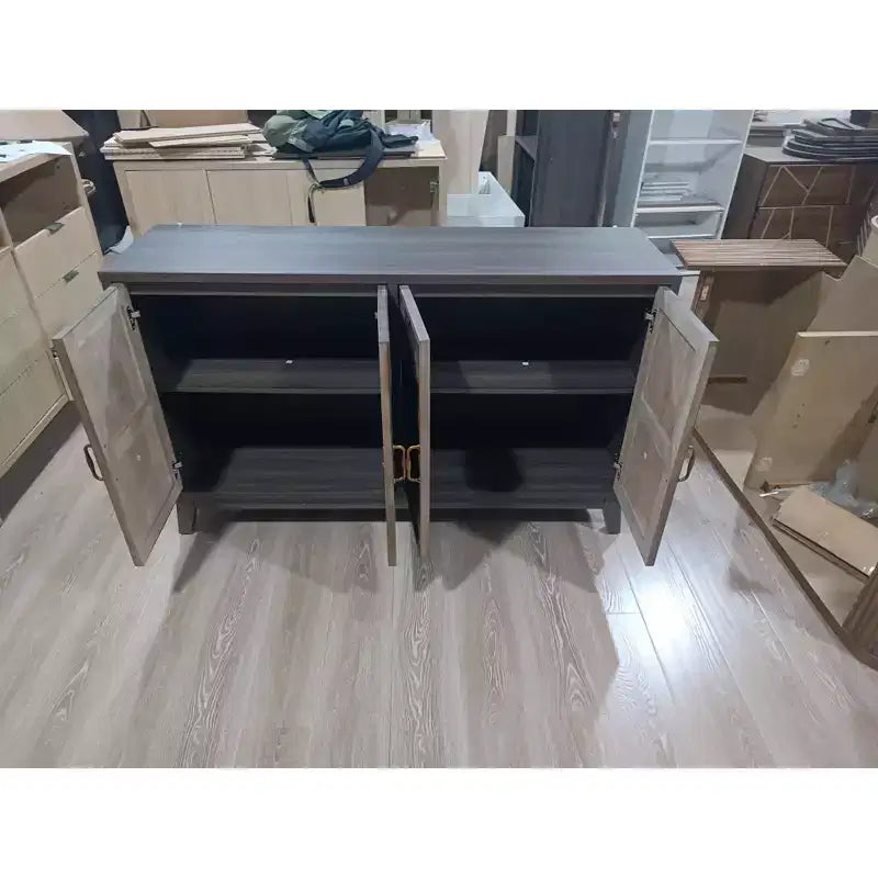 Mobile credenza moderno Okak, mobile buffet con 4 ante dal design geometrico elegante, armadietto contenitore per soggiorno, ufficio, cucina