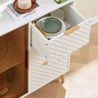 Mobile contenitore Okak Modern Carved con anta in vetro temperato, mobile laterale con piedini in metallo regolabili, mobile credenza per soggiorno