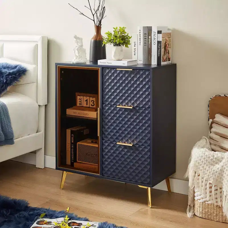 Mobile contenitore Okak Modern Carved con anta in vetro temperato, mobile laterale con piedini in metallo regolabili, mobile credenza per soggiorno