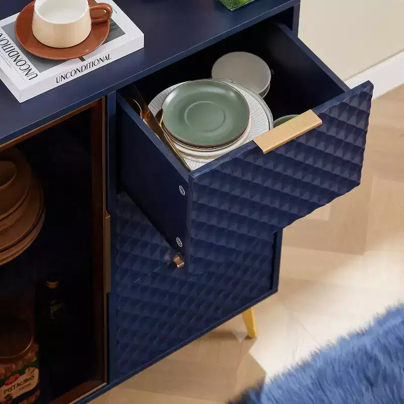 Mobile contenitore Okak Modern Carved con anta in vetro temperato, mobile laterale con piedini in metallo regolabili, mobile credenza per soggiorno