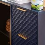 Mobile contenitore Okak Modern Carved con anta in vetro temperato, mobile laterale con piedini in metallo regolabili, mobile credenza per soggiorno