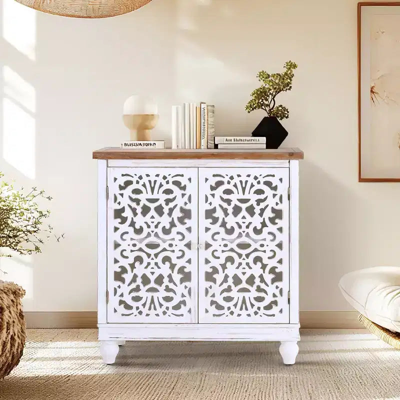 Mobile buffet credenza Captiva Designs con ante cave traforate effetto invecchiato e gambe in legno massello per soggiorno, ingresso e atrio