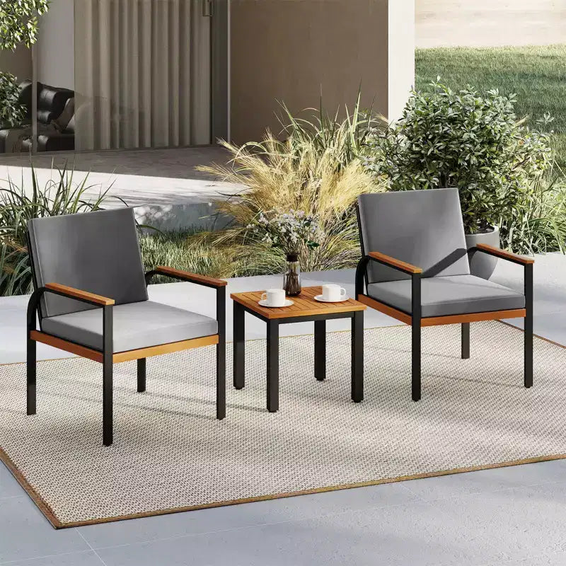 Ensemble de mobilier de patio Costway 3 pièces avec table basse, coussins amovibles, accoudoirs en bois d'acacia Noir/Gris
