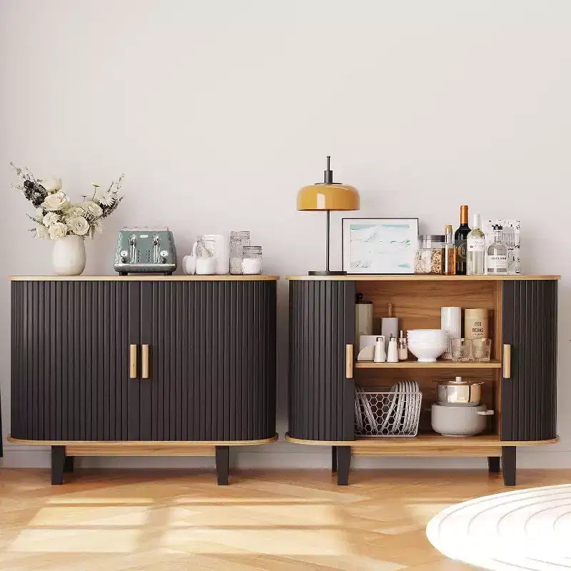 Credenza scanalata con anta scorrevole, mobile buffet moderno con ripiano regolabile per riporre oggetti in più ambienti, design essenziale