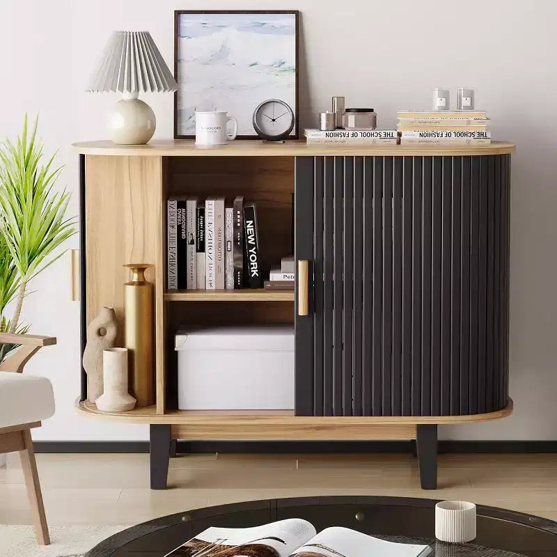Credenza scanalata con anta scorrevole, mobile buffet moderno con ripiano regolabile per riporre oggetti in più ambienti, design essenziale
