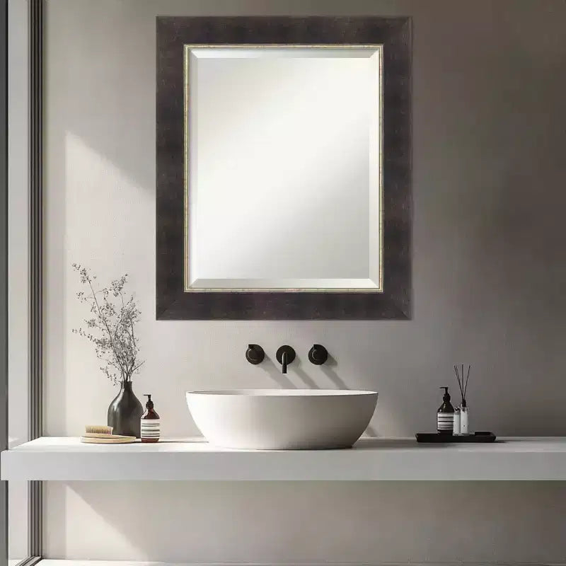 Specchio da parete per bagno Amanti Art Odin, in bronzo antico, con cornice in legno smussato