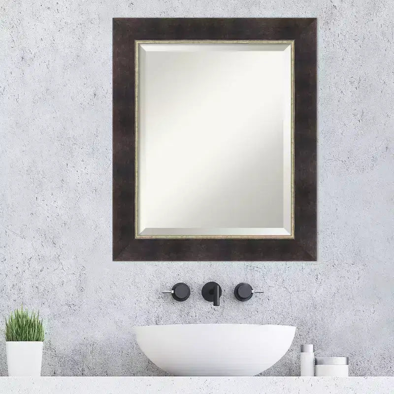 Specchio da parete per bagno Amanti Art Odin, in bronzo antico, con cornice in legno smussato