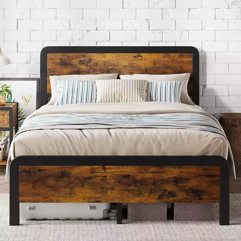 Struttura letto matrimoniale "queen-size" con testiera e pediera in legno, piattaforma rustica con doghe in metallo, facile da montare per uso in camera da letto