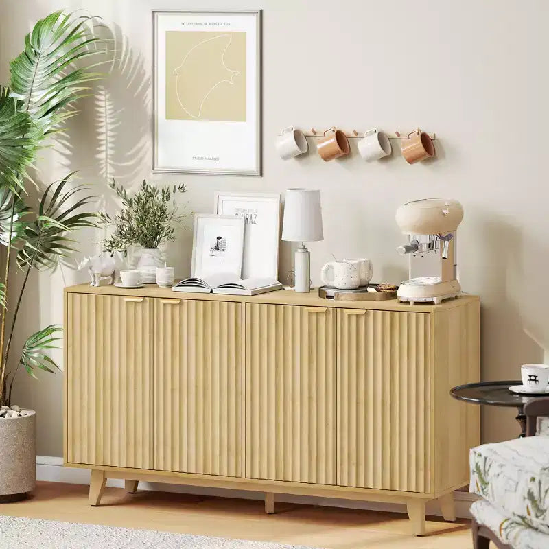 Madia con ante cannettate, Buffet da 140 cm con 4 ante, 2 ripiani regolabili, 5 gambe in legno
