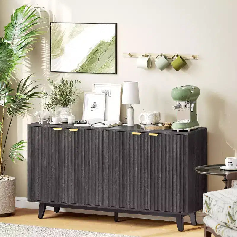 Madia con ante cannettate, Buffet da 140 cm con 4 ante, 2 ripiani regolabili, 5 gambe in legno