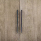 Buffet/armoire de rangement en bois avec deux poignées métalliques et deux portes, adapté aux couloirs, aux entrées et aux salons.