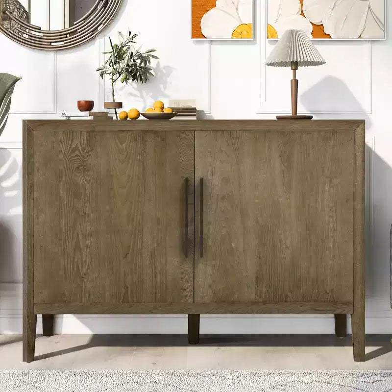 Buffet/armoire de rangement en bois avec deux poignées métalliques et deux portes, adapté aux couloirs, aux entrées et aux salons.