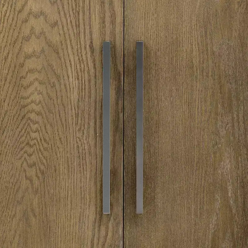 Buffet/armoire de rangement en bois avec deux poignées métalliques et deux portes, adapté aux couloirs, aux entrées et aux salons.