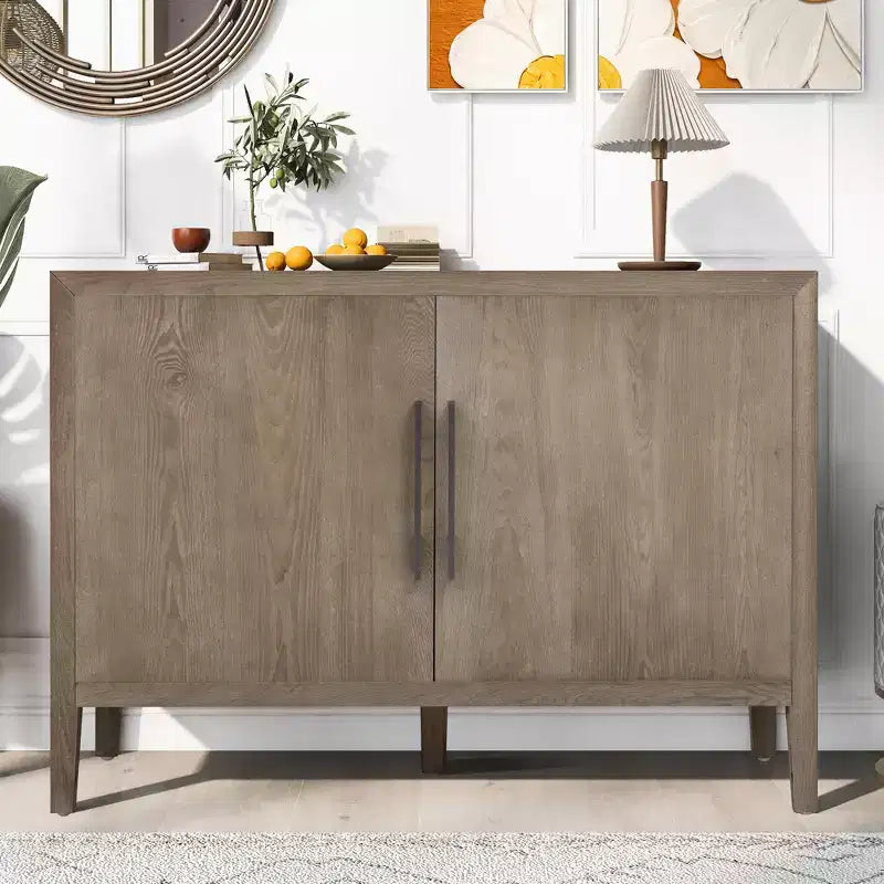 Buffet/armoire de rangement en bois avec deux poignées métalliques et deux portes, adapté aux couloirs, aux entrées et aux salons.