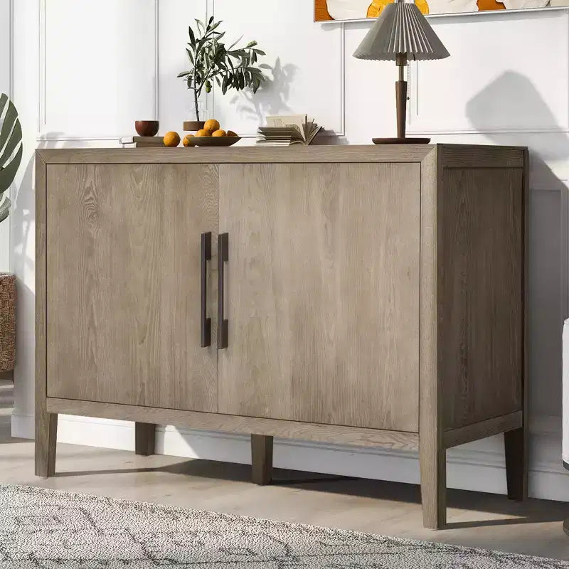 Madia/credenza in legno con due maniglie metalliche e due ante, adatta per corridoi, ingressi e soggiorni.