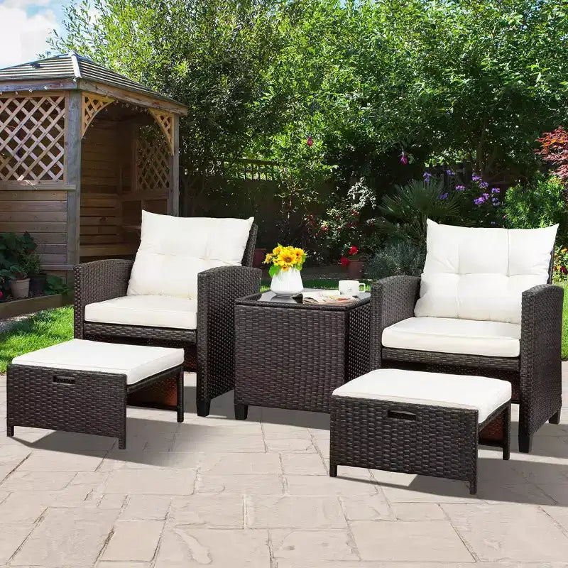 Celebalcony Set da 5 Pezzi di Mobili da Esterno, Set da 2 Sedie da Patio in Rattan Vimini PE con Cuscini Poggiapiedi e Tavolino in Vetro per Veranda Giardino Bianco Sporco