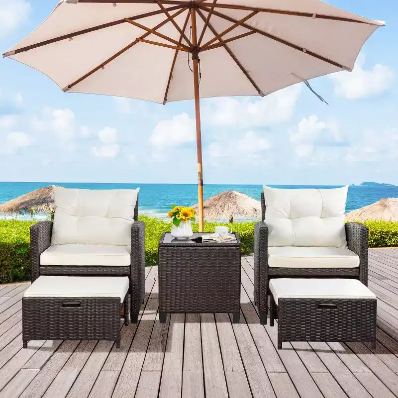 Celebalcony Set da 5 Pezzi di Mobili da Esterno, Set da 2 Sedie da Patio in Rattan Vimini PE con Cuscini Poggiapiedi e Tavolino in Vetro per Veranda Giardino Bianco Sporco