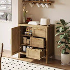 Una credenza in legno con spazio contenitivo, dotata di 3 cassetti e 1 armadietto, ripiani regolabili e gambe in legno. Adatta per soggiorni.