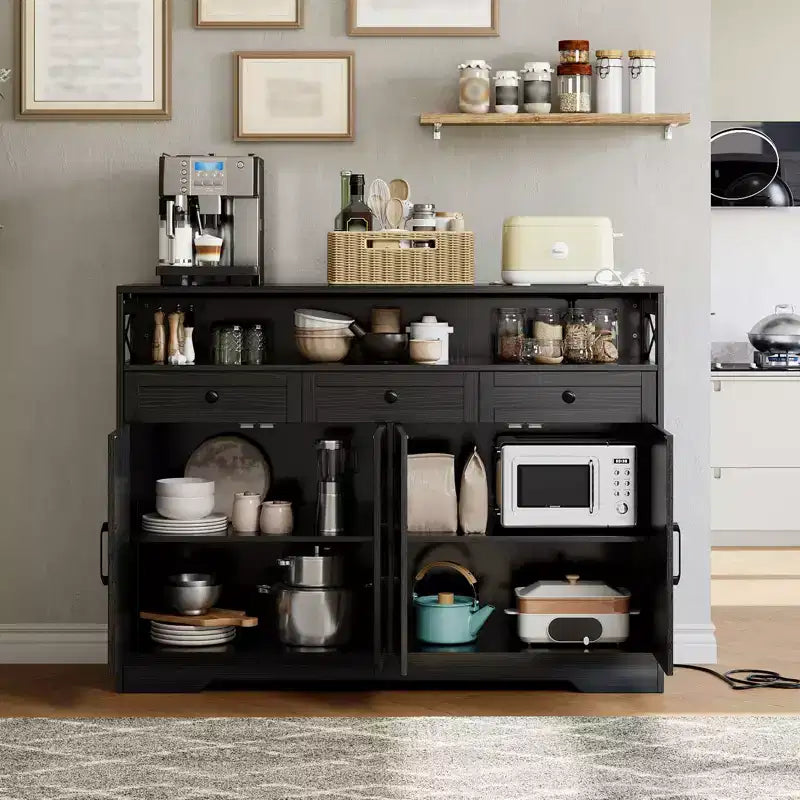 Credenza con cassetti e ripiani, dotata di spazio contenitivo e stazione di ricarica, adatta per cucine, sale da pranzo e soggiorni.