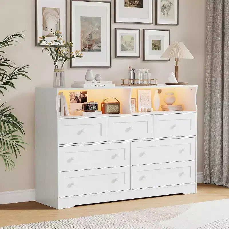 Commode indépendante, chiffonnier à 7 tiroirs avec LED, 2 compartiments ouverts et station de charge, organisateur de rangement pour chambre, entrée, chambre d'enfant
