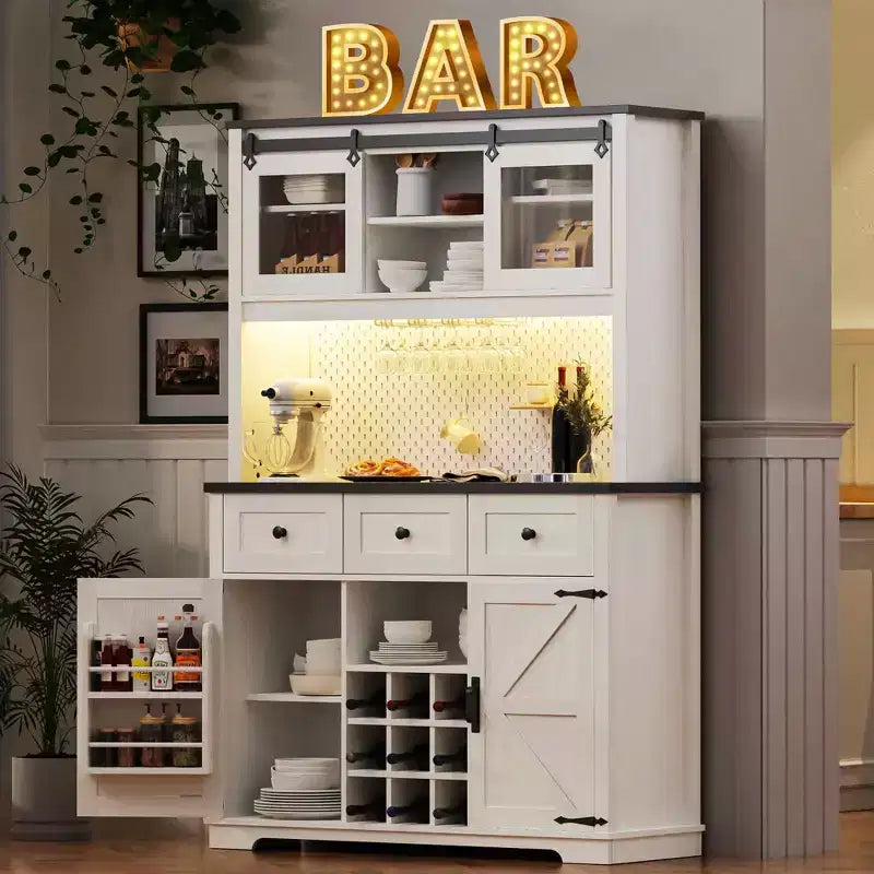 MAYEERTY Chêne Blanc 71 Armoire de Rangement de Cuisine Style Ferme, Porte Coulissante avec Prise Électrique, Panneau Perforé, Porte-Verres à Vin, 3 Tiroirs