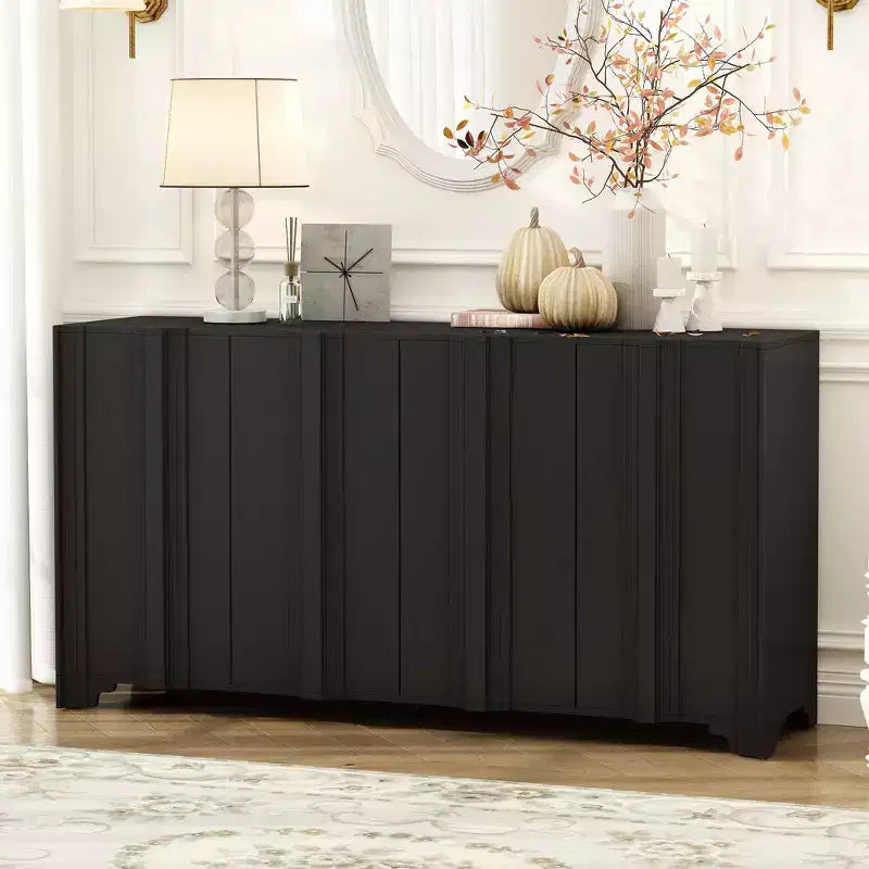 Squisita credenza a quattro ante, impreziosita da intricati abbellimenti lineari e lussuosi elementi di design in multistrato di pino impiallacciato nero