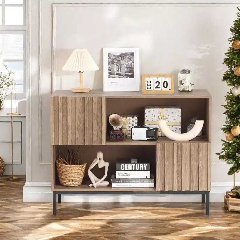 Credenza scanalata con spazio contenitivo, credenza buffet Mid-Century con ante e gambe in metallo, tavolo consolle per soggiorno e corridoio