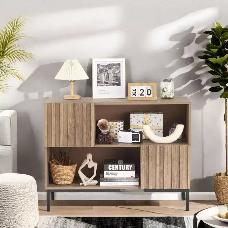Credenza scanalata con spazio contenitivo, credenza buffet Mid-Century con ante e gambe in metallo, tavolo consolle per soggiorno e corridoio