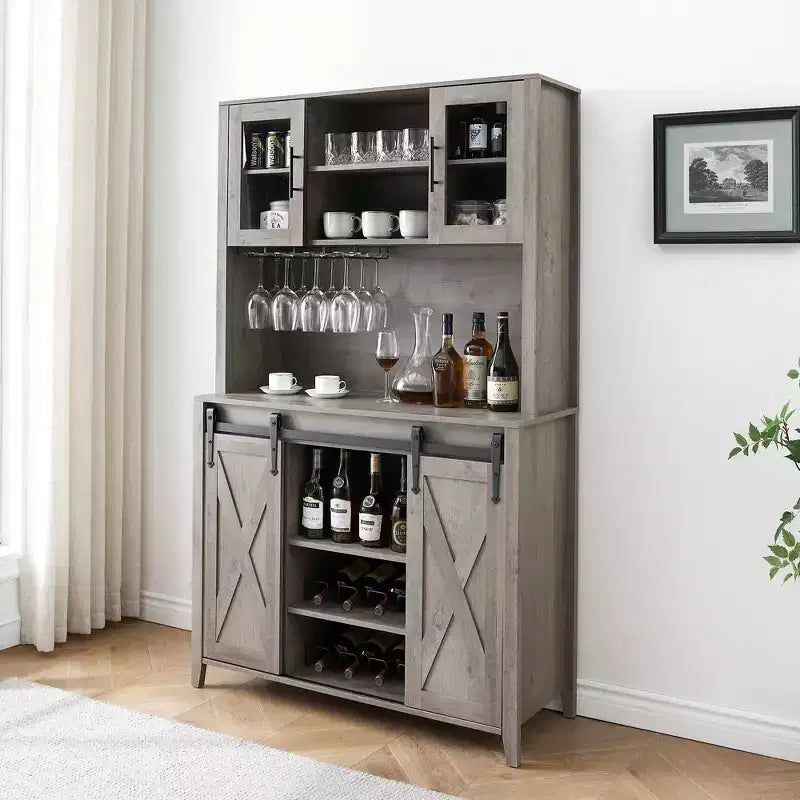 Mobile bar da fattoria con anta scorrevole a granaio, credenza rustica da 70 pollici con portabottiglie e portabicchieri per cucina, sala da pranzo o angolo bar